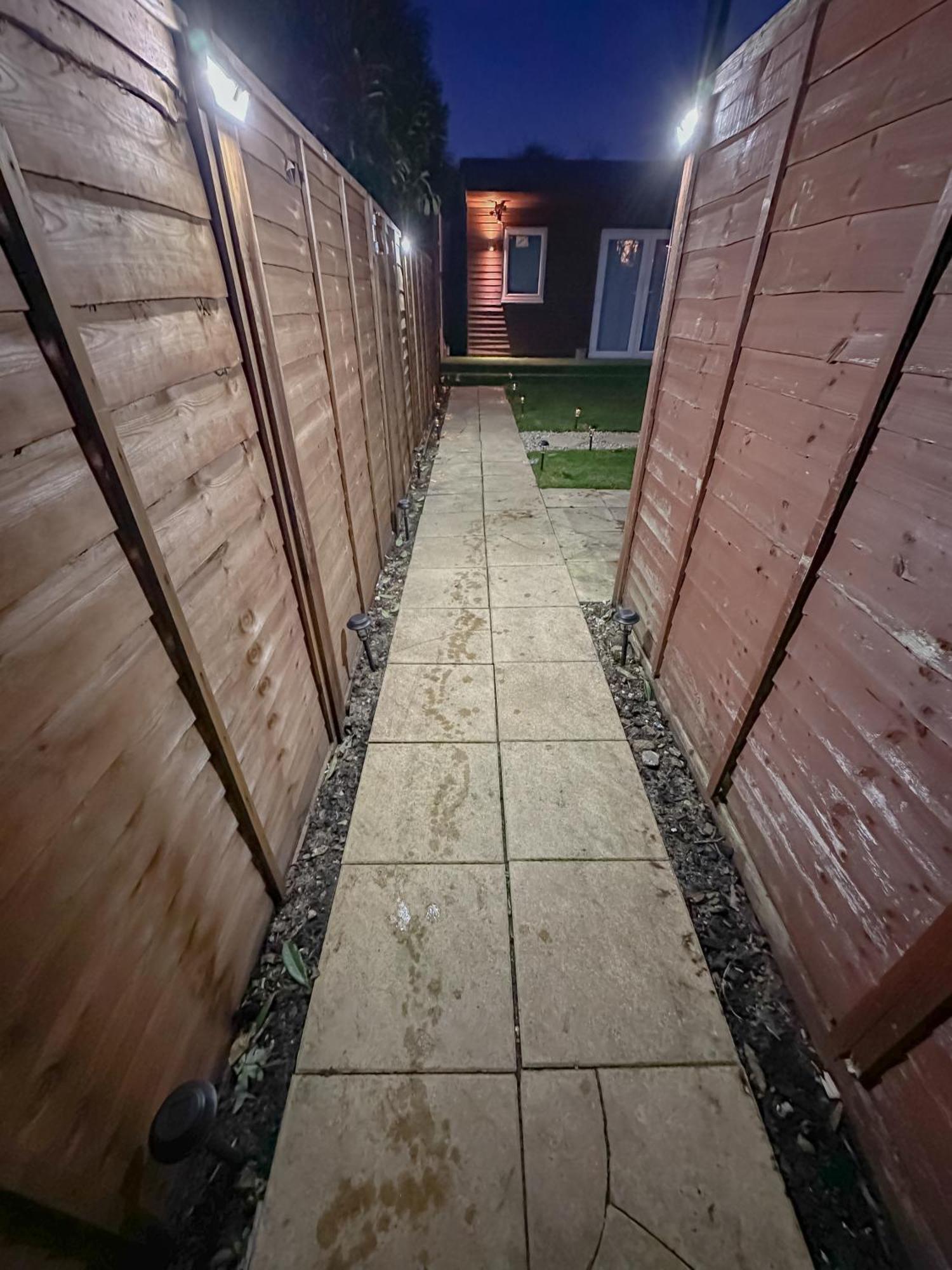 Stunning Studio Garden House - Free Wifi & Parking เฮนดอน ภายนอก รูปภาพ