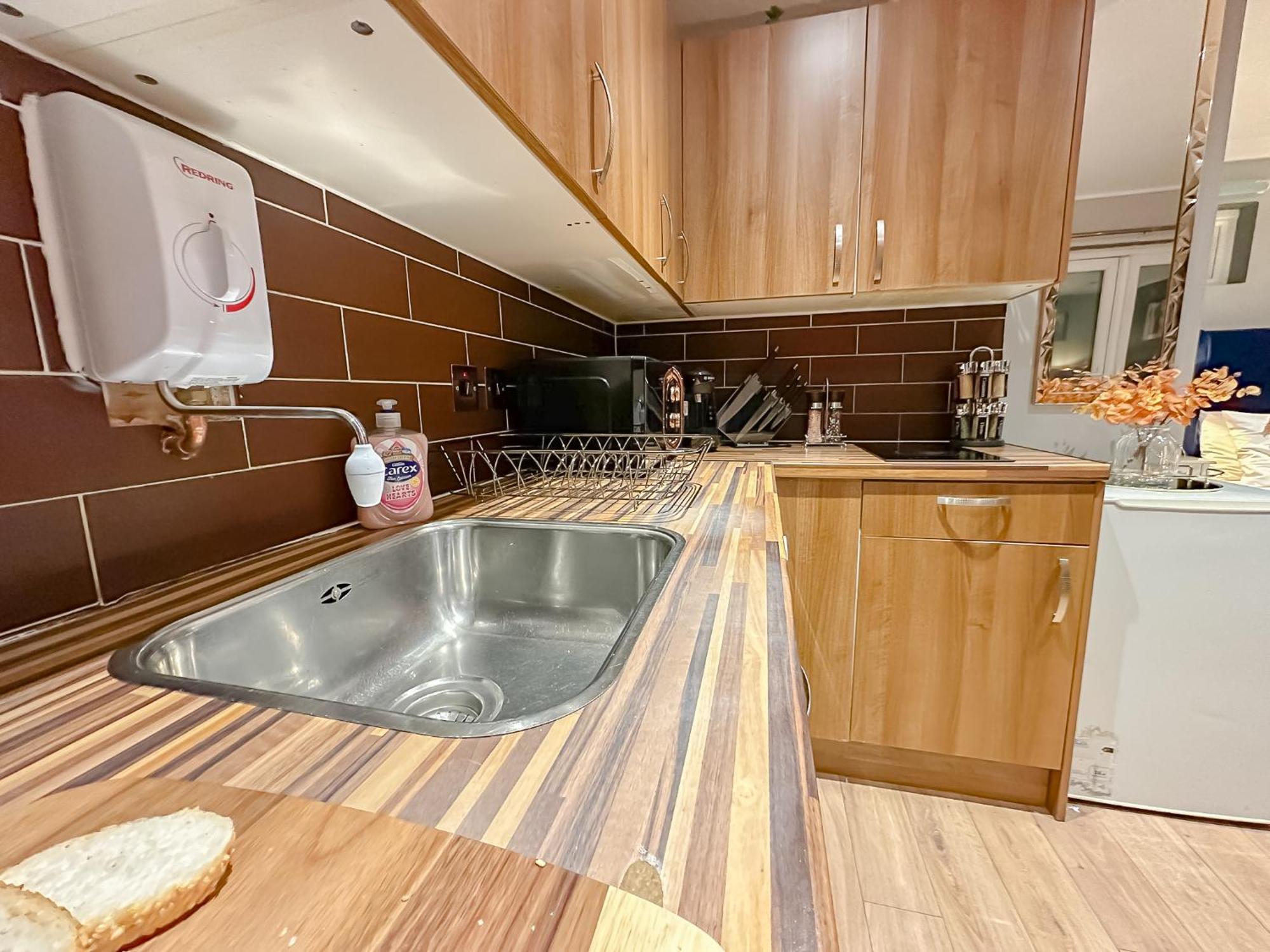 Stunning Studio Garden House - Free Wifi & Parking เฮนดอน ภายนอก รูปภาพ